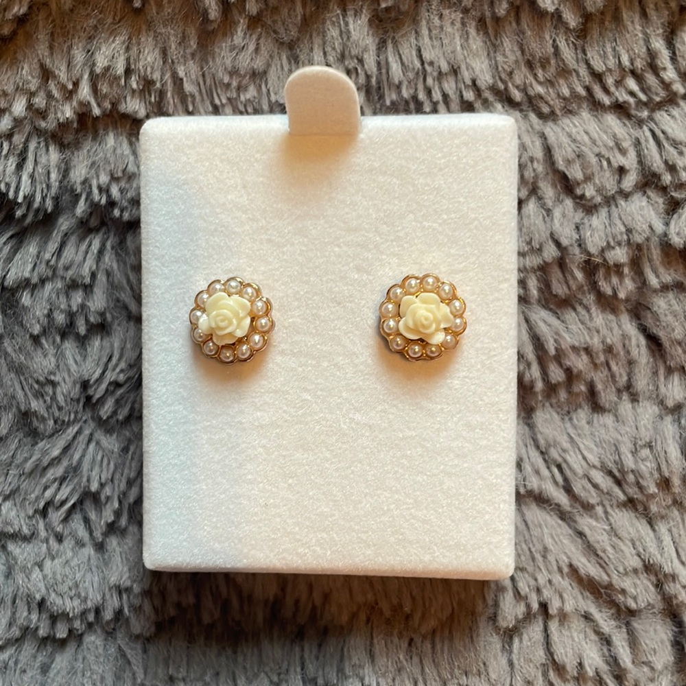 Gold and pearl flower earrings